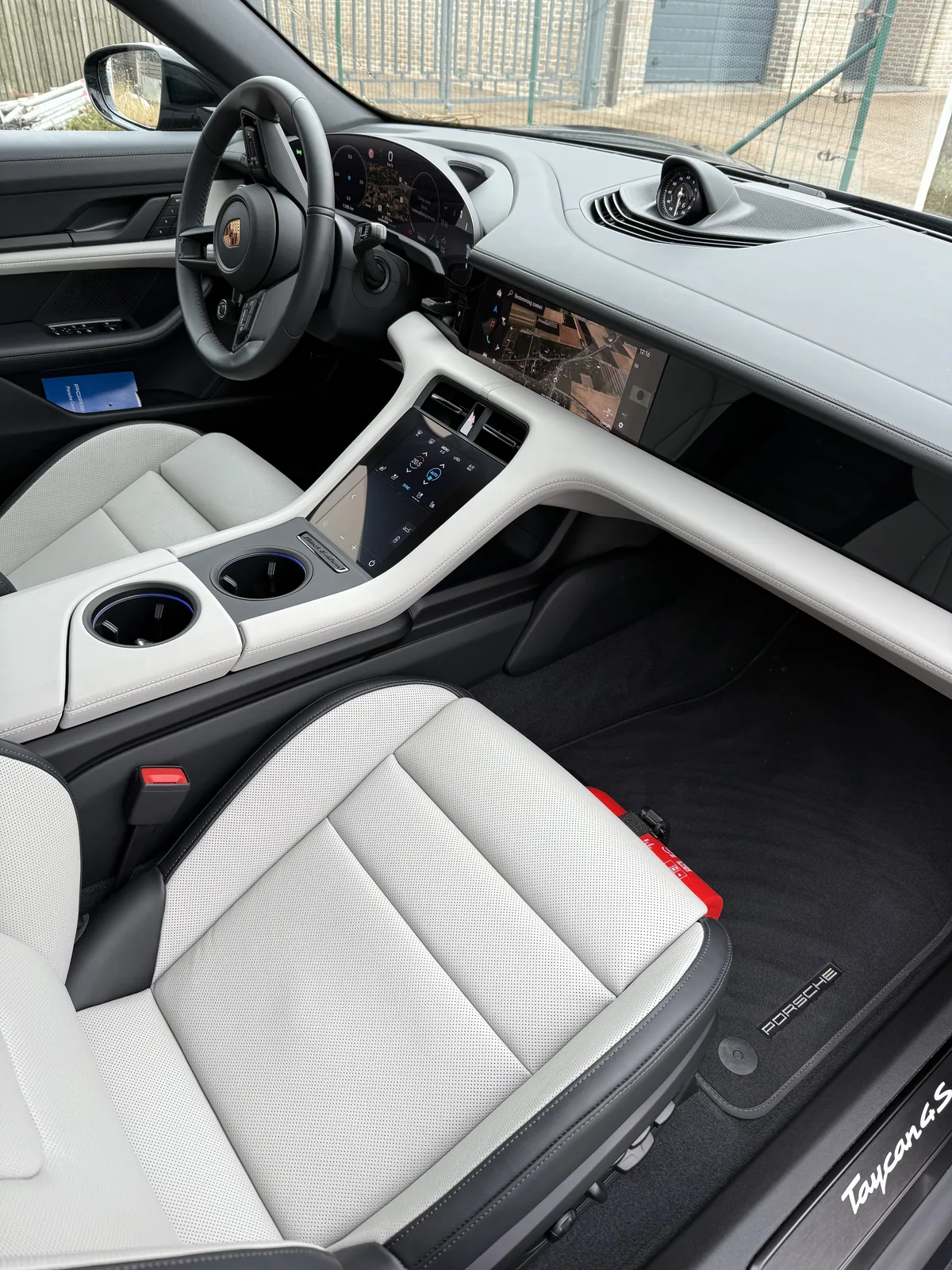 Porsche Taycan 4S interieur detailing wit leder